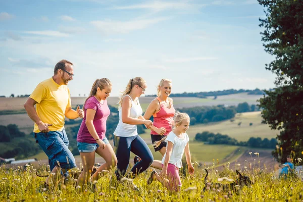 Família, mãe, pai e filhos correndo para o esporte — Fotografia de Stock