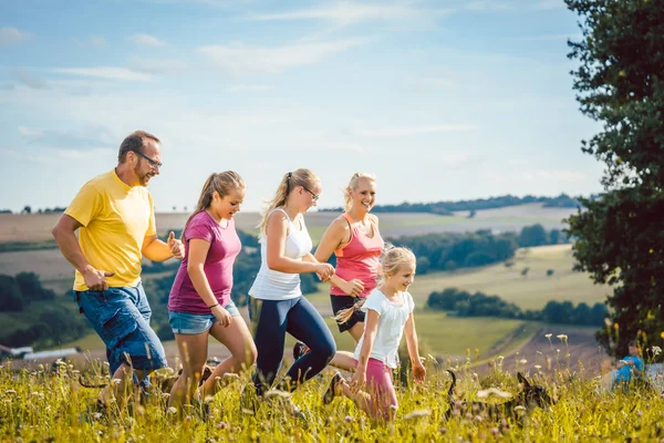 Aile, anne, baba ve çocuklar için spor çalıştıran — Stok fotoğraf