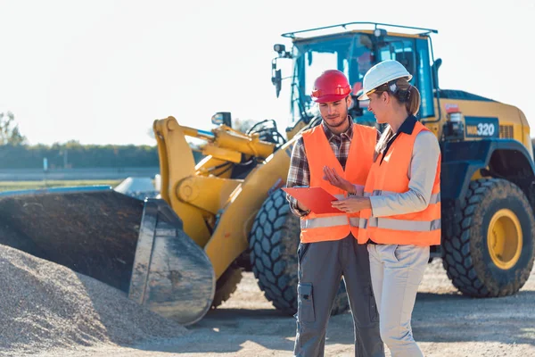 Férfi és nő munkavállaló építkezésen — Stock Fotó