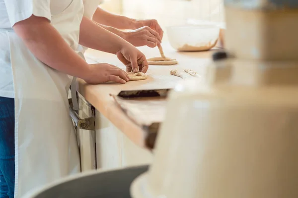Primer plano en panadería en panadería formando pan de pretzel — Foto de Stock
