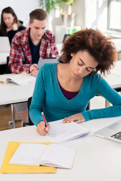 Porträtt av en African American tusenåriga student leende med förtroende — Stockfoto