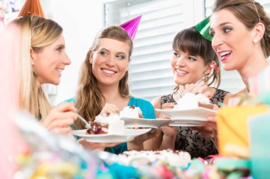 Doğum günü pastası paylaşım güzel en iyi arkadaşlar