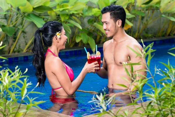 情侣在亚洲泳池喝酒 — 图库照片