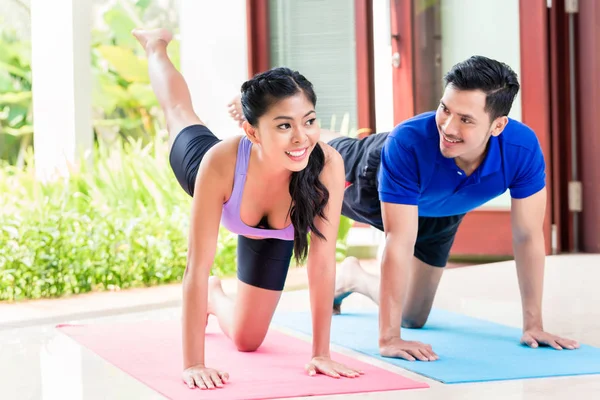 Asiático hombre y mujer en ejercicio de fitness en casa —  Fotos de Stock