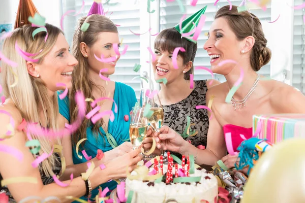 Cuatro mujeres hermosas y alegres tostadas con champán —  Fotos de Stock