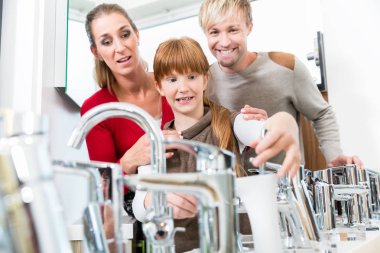 Mutlu bir aile birlikte iç modern mağazalar portresi