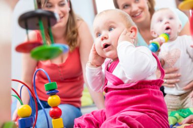 İlerleme ve merak gösteren şirin bebek kız