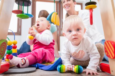 İlerleme ve merak gösteren şirin bebek kız