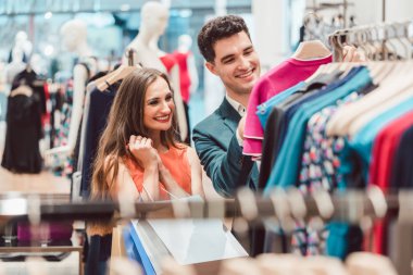 Moda maddeleri ile yüksek son butik alışveriş çift