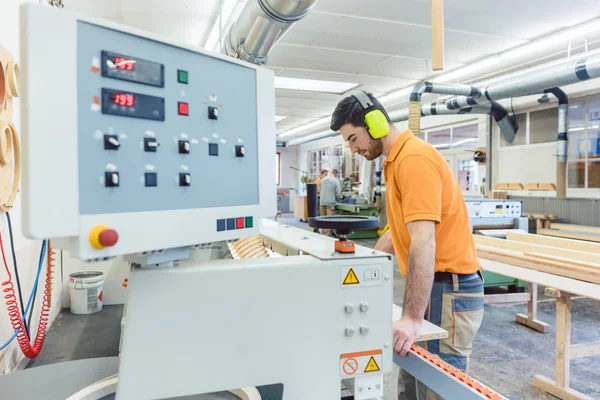 Timmerman werken in meubelfabriek op machine — Stockfoto