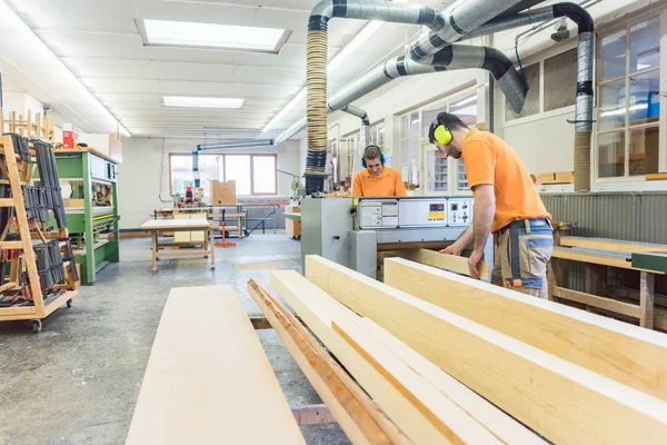 Veel hout werk te doen voor de carpenters — Stockfoto