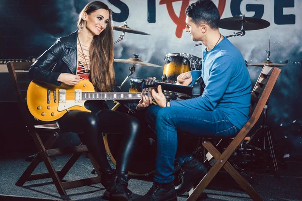 Mulher tendo aulas de guitarra com professor de música — Fotografia de Stock