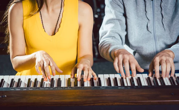 Professor de piano com seu aluno na escola de música — Fotografia de Stock