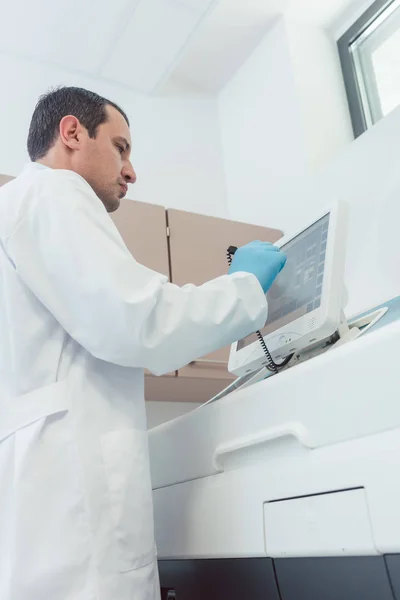 Lekarz przygotowuje morfologię krwi w laboratorium — Zdjęcie stockowe