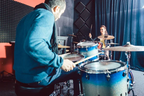 Mulher recebendo aulas de bateria de seu professor de música — Fotografia de Stock