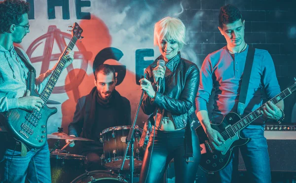 Banda tocando no palco fazendo música — Fotografia de Stock