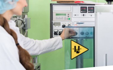 Kadın üretim mühendisi bir endüstriyel makine ayarlarını yapma