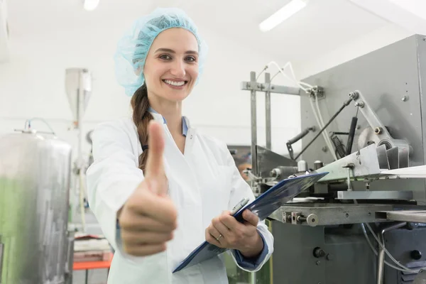 Retrato de mulher feliz especialista em fabricação mostrando polegares para cima — Fotografia de Stock