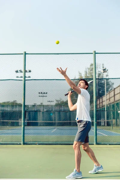 Konsantrasyon ile dört gözle kararlı tenis oyuncusu — Stok fotoğraf