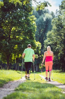 Çift Nordic Walking için spor yapıyor