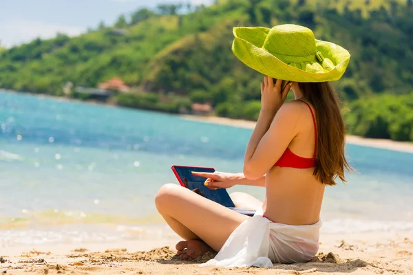 Mujer joven de moda hablando por teléfono móvil mientras está en la playa —  Fotos de Stock