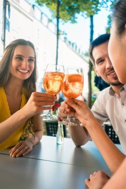 Güzel kadın ve serinletici bir içki ile toasting en iyi arkadaşları