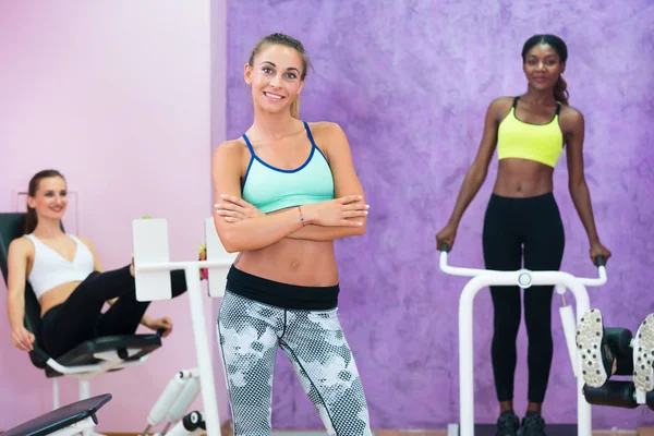 Portrét krásné ženy pracující jako fitness instruktor v tělocvičně pouze dámy — Stock fotografie