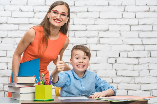 Aluno e professor se divertindo na escola — Fotografia de Stock