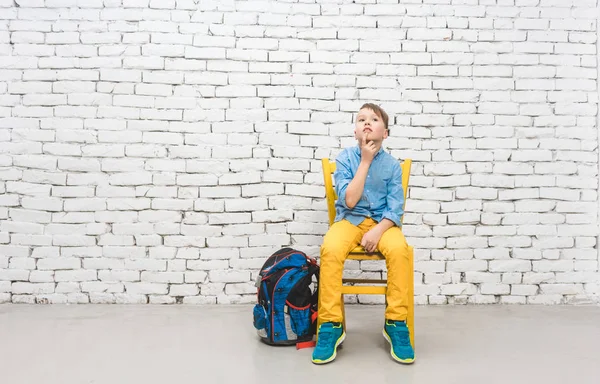 Colegial pensando en un problema —  Fotos de Stock