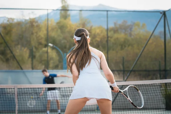 Dönmek için bekleyen kadın tenis oynuyor — Stok fotoğraf