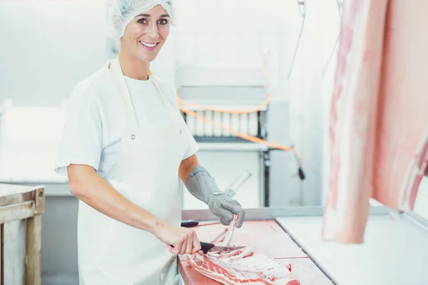 Taglio di carne in macelleria — Foto Stock