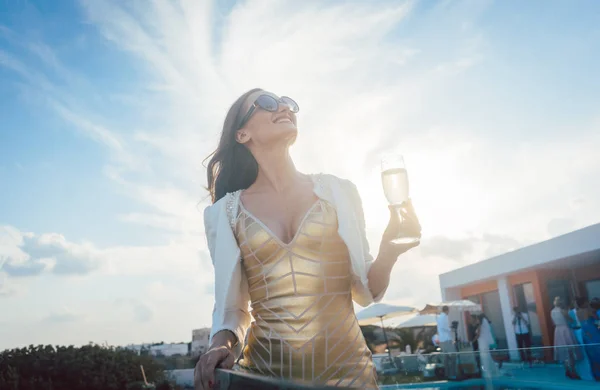 Kvinna med champagne på sommarfest — Stockfoto