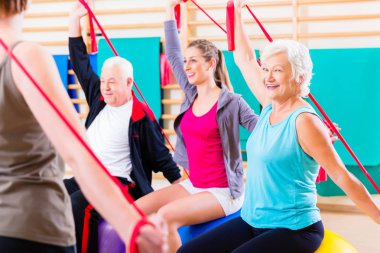 Spor salonunda fitness sahasında üst düzey insanlar