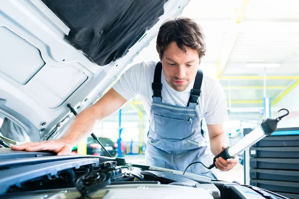 Auto, mechanik pracuje v provozu autodílna — Stock fotografie