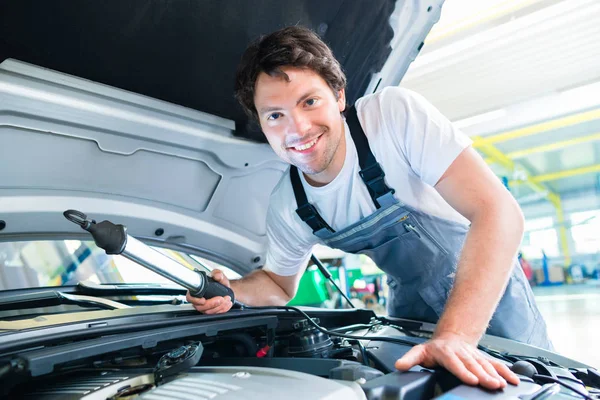 Auto mechanic working in car service workshop — Stock Photo, Image