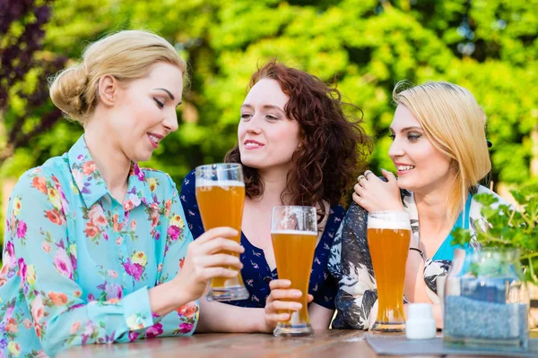 Amigos brindam com cerveja no pub do jardim — Fotografia de Stock