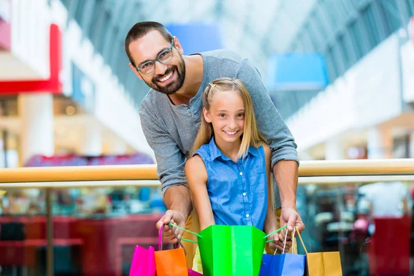 Papá con hija comprando en el centro comercial — Foto de Stock