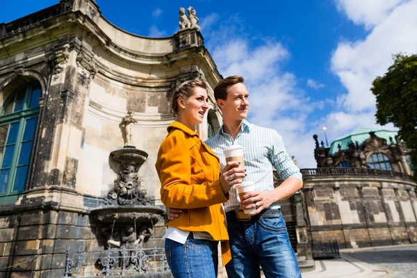 Paar in Dresden bij Zwinger met koffie — Stockfoto