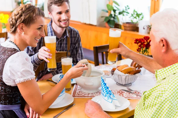 Hombre y mujer comiendo en restaurante bavariano — Foto de Stock