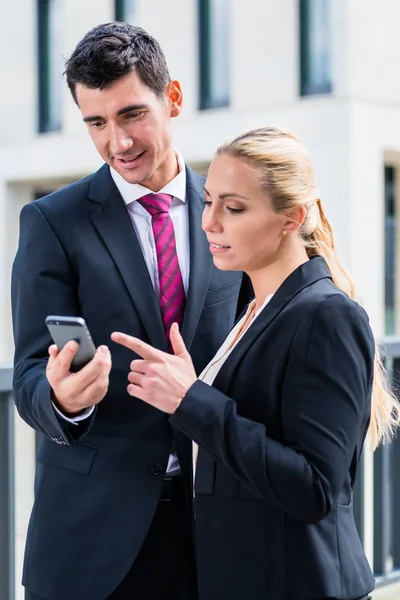 Zakelijke man en vrouw buitenshuis werken — Stockfoto