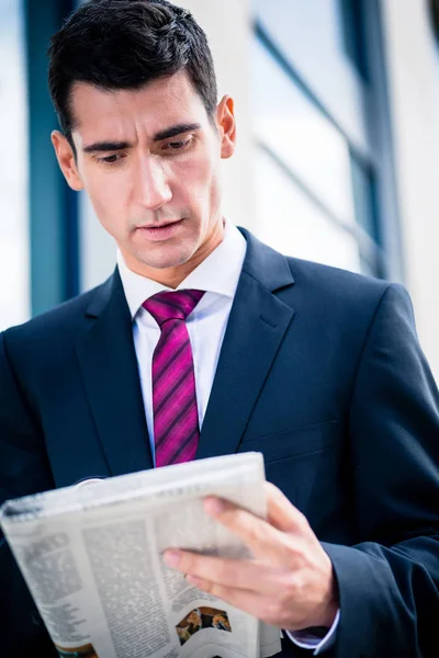 Man in suit reading newspaper — Stock Photo, Image