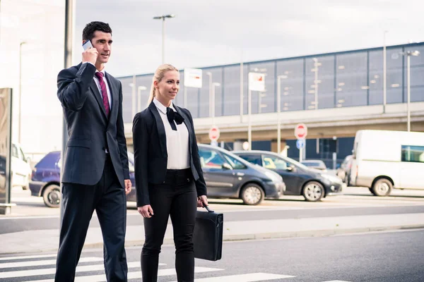 Affärsmän på flygplats terminal reser — Stockfoto