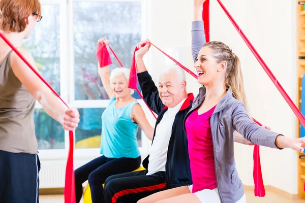 Starszych ludzi na kurs fitness w siłowni — Zdjęcie stockowe