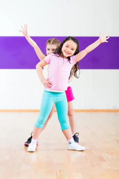 Дети занимаются фитнесом в школе танцев — стоковое фото
