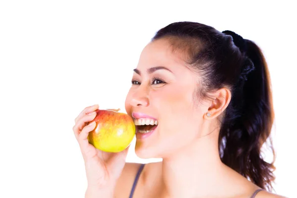 Porträt einer fröhlichen Frau, die Apfel isst — Stockfoto