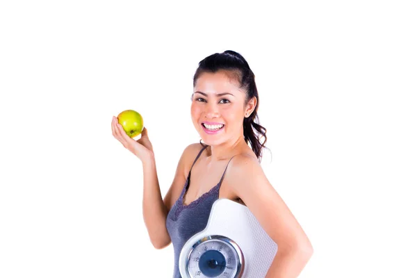 Portrét mladé asijské ženy drží jablko a měřítku — Stock fotografie