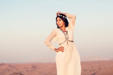 Turist kadın Arap Çölü'nde