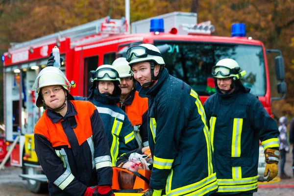 Baleset - Fire brigade, baleset áldozata a hordágyon — Stock Fotó