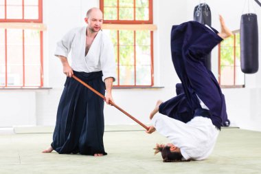 Erkek ve kadın Aikido sahip mücadele sopa