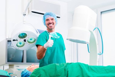 Doktor ameliyat odasında işlemin başarılı olması